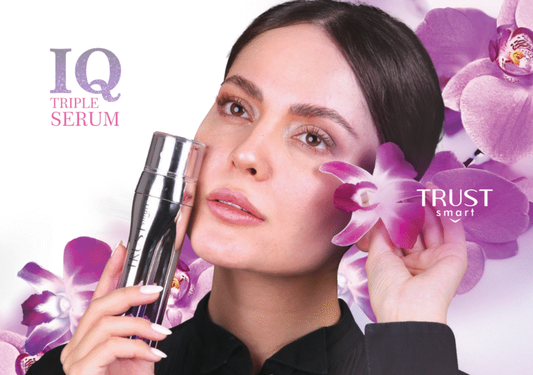 زن خوشحال در حال استفاده از سرم سه گانه هوشمند تراست اسمارت (IQ Triple Serum) برای جوانسازی پوست