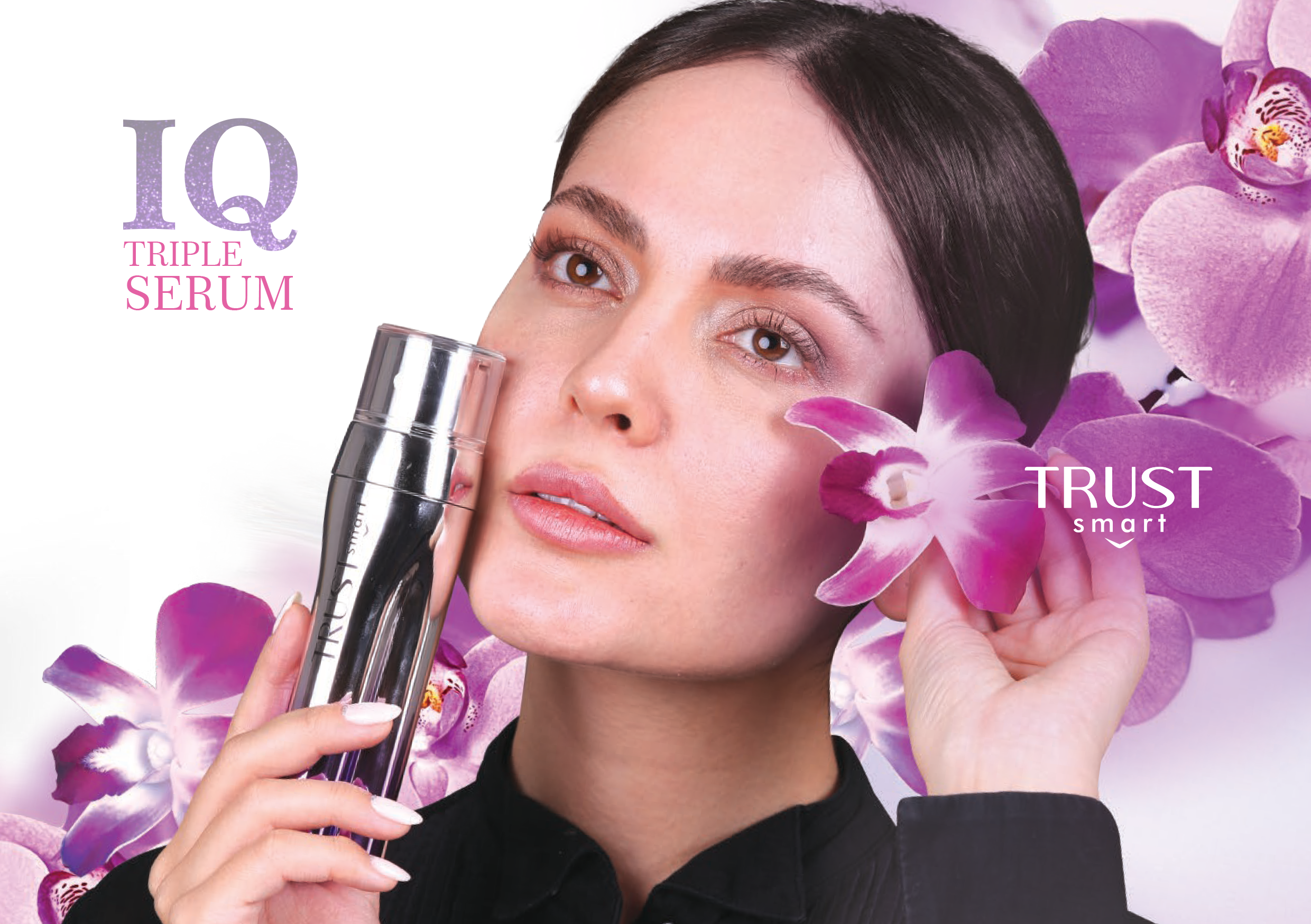 زن خوشحال در حال استفاده از سرم سه گانه هوشمند تراست اسمارت (IQ Triple Serum) برای جوانسازی پوست
